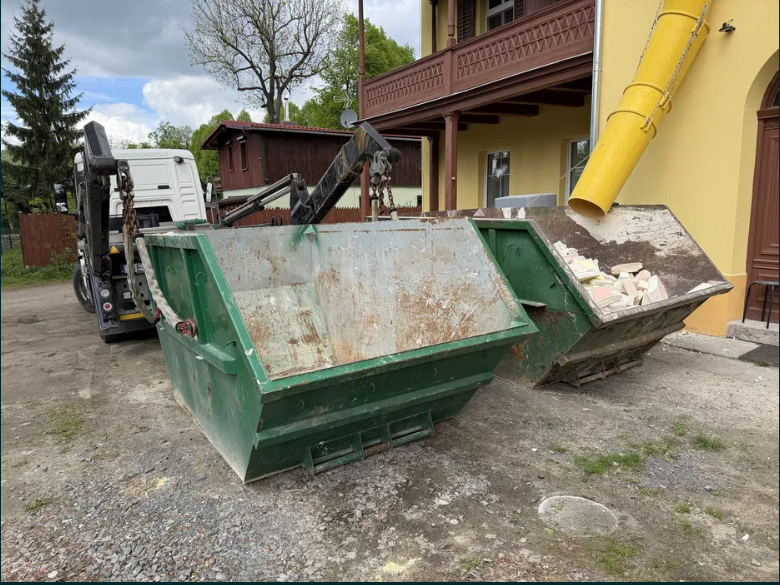 Kontener na gruz i zsyp przy remontowanym budynku
